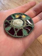 Bijzondere schijf-fibula met glas ingelegd, Sieraden, Tassen en Uiterlijk, Broches, Met kristal, Brons, 4 tot 7 cm, Gebruikt