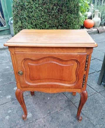 Leuk vintage Queen Anne nachtkastje beschikbaar voor biedingen