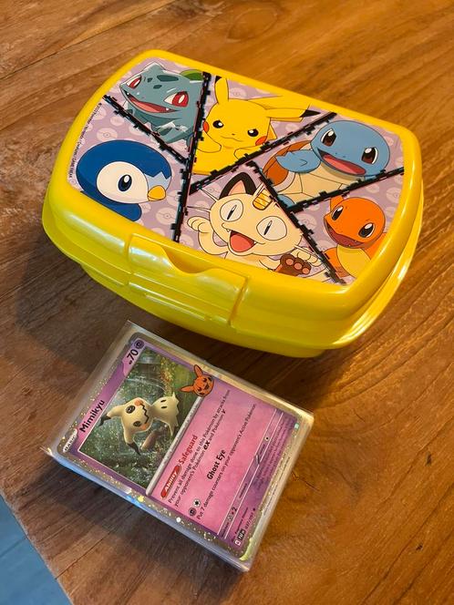 Pokemon broodtrommel inclusief 50 kaarten, Hobby en Vrije tijd, Verzamelkaartspellen | Pokémon, Zo goed als nieuw, Meerdere kaarten