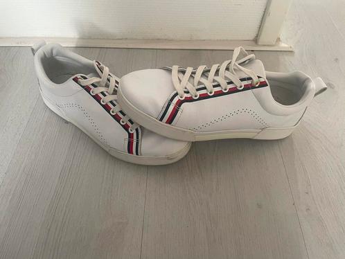 Witte gympen van Tommy Hilfiger., Kleding | Dames, Schoenen, Zo goed als nieuw, Sneakers of Gympen, Wit, Ophalen of Verzenden