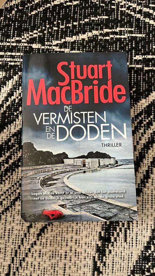 Boek De vermisten en de doden te koop, Boeken, Thrillers, Gelezen, Nederland, Ophalen of Verzenden