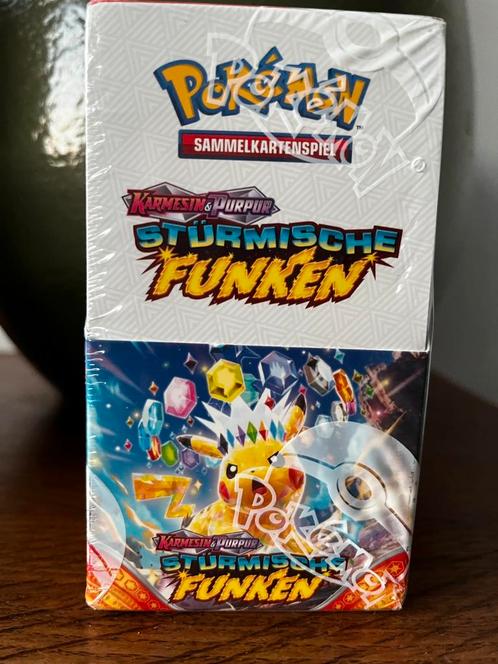 Pokemon Surging Sparks halve boosterbox (Sturmischen Funken), Hobby en Vrije tijd, Verzamelkaartspellen | Pokémon, Nieuw, Boosterbox