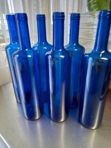 6 navy blue flessen   als decoratie of water fles op tafel beschikbaar voor biedingen