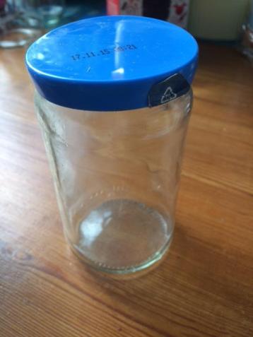 gratis ophalen 4 glazen potjes met plastic deksel beschikbaar voor biedingen