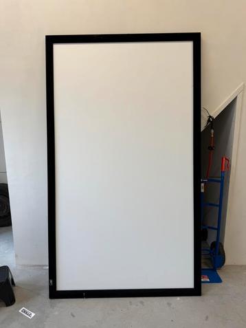 Elite Screens Projectiescherm beschikbaar voor biedingen