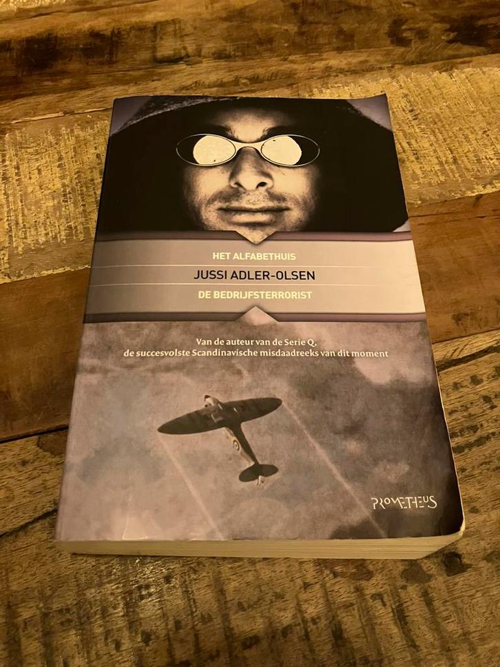 Jussi Adler-Olsen - Het Alfabethuis De bedrijfsterrorist, Boeken, Thrillers, Zo goed als nieuw, Ophalen of Verzenden