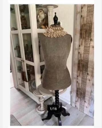 Duivenborst look, antieke paspop, mannequin, op houten voet beschikbaar voor biedingen
