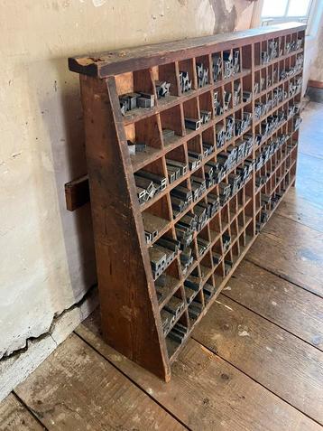 128 Vakjes ZELDZAAM - Antieke Houten VAKKENKAST VAKJESKAST beschikbaar voor biedingen