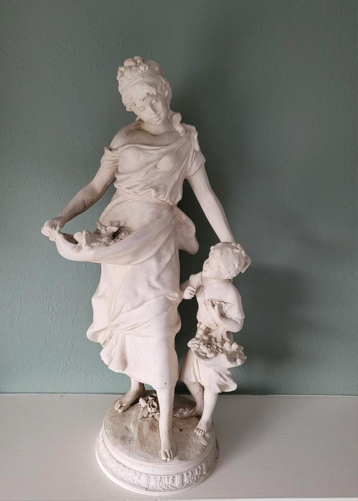 Biscuit beeld 'De oogst' gesigneerd P. Moreau ca. 50cm., Antiek en Kunst, Kunst | Beelden en Houtsnijwerken, Ophalen