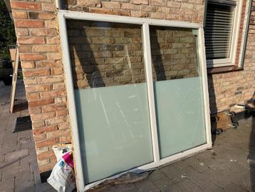 Kozijn met raam wel paar barsten beschikbaar voor biedingen