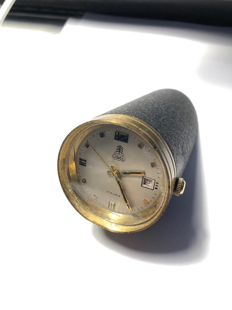 Bureauklok/Reisklok vintage opwind met datum, Antiek en Kunst, Antiek | Klokken, Ophalen of Verzenden