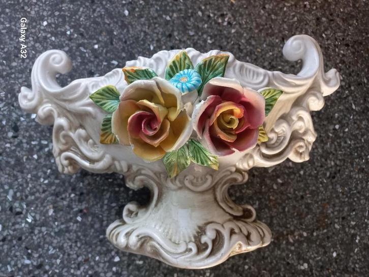 Vintage Italiaanse schaal, Capodimonte vaas op voetstuk, Antiek en Kunst, Antiek | Vazen, Ophalen of Verzenden