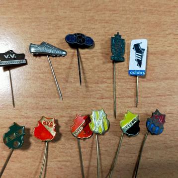 11 voetbal speldjes vintage beschikbaar voor biedingen