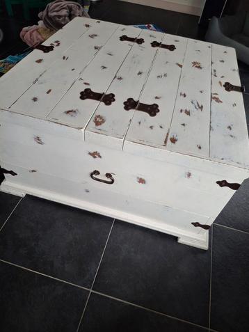 Houten dekenkist/tafel beschikbaar voor biedingen