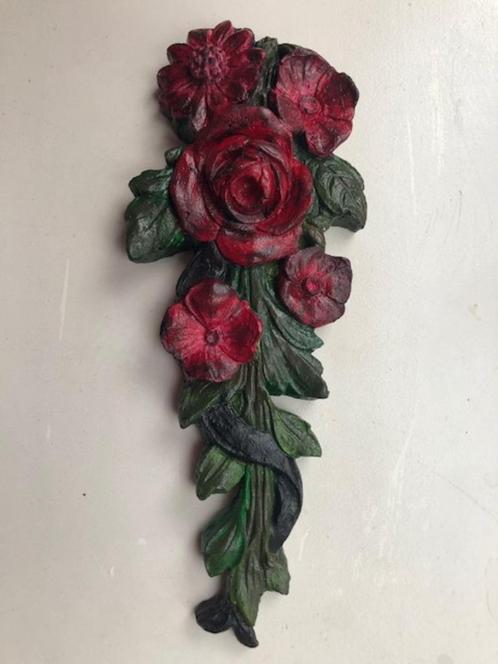 Nr3) bloemen ornament roos rood van gips €25.00, Huis en Inrichting, Woonaccessoires | Wanddecoraties, Nieuw, Ophalen
