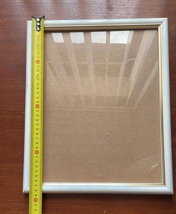 Mooi wit lijstje  beschikbaar voor biedingen