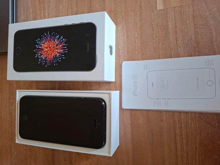 Apple iPhone SE (1e generatie) er zit geen oplader bij., Telecommunicatie, Mobiele telefoons | Apple iPhone, Zo goed als nieuw