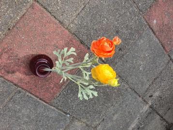 Vaasje met kunstbloemen  beschikbaar voor biedingen