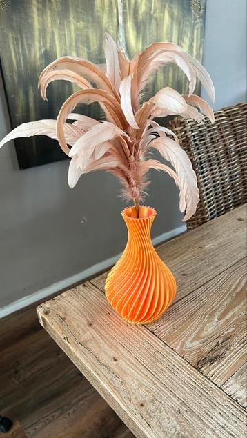 Super leuk vaasje is 3d geprint met kunstveer beschikbaar voor biedingen