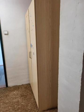 Perfecte beige Lenenkast, kledingkast met 2 mooie grepen  beschikbaar voor biedingen