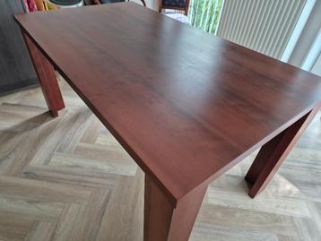 tafel beschikbaar voor biedingen