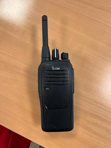 2x ICOM portofoon + BC-213 lader (set) beschikbaar voor biedingen