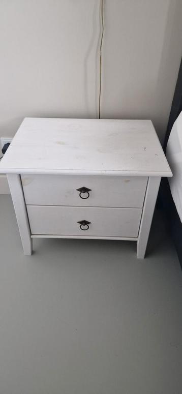 Twee houten nachtkastjes 