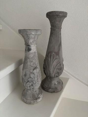 Betonnen kandelaars (2 stuks) beschikbaar voor biedingen