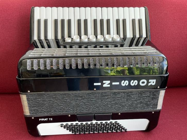 Compacte Rossini accordeon . 72 bas . 3 korig ., Muziek en Instrumenten, Accordeons, Gebruikt, Toetsaccordeon, 72-bas, Met koffer