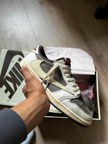 Travis scott aj1 mocha beschikbaar voor biedingen