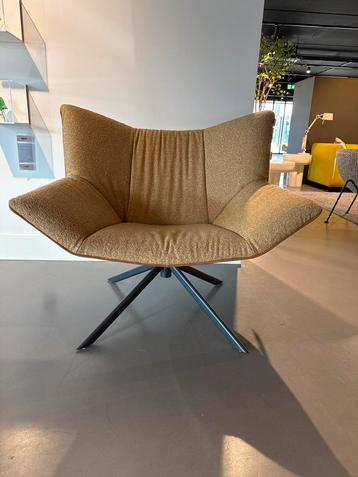 Label Gustav Draaifauteuil beschikbaar voor biedingen