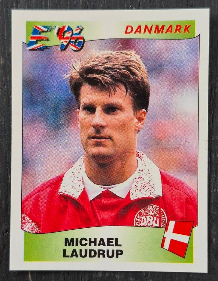 Panini Michael Laudrup - Denemarken, EK '96. Rode achterkant, Verzamelen, Sportartikelen en Voetbal, Zo goed als nieuw, Poster, Plaatje of Sticker