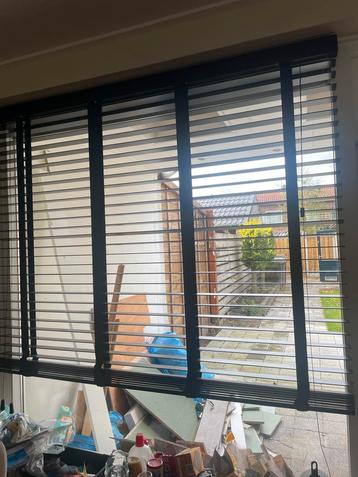 Zwarte houten jaloezieën beschikbaar voor biedingen