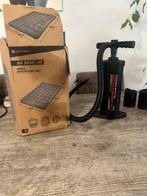 Quechua Luchtbed 2-persoons + Pomp - Zo Goed Als Nieuw!, Caravans en Kamperen, Luchtbedden, Ophalen of Verzenden, Ingebouwde pomp