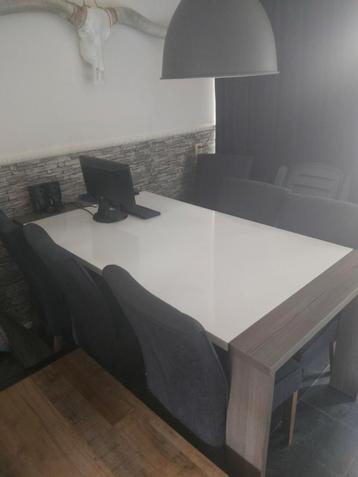 Stevige hoogglans  eettafel beschikbaar voor biedingen