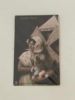 Antieke ingekleurde ansichtkaart Pasen. Vrouw paaseieren., Verzamelen, Ansichtkaarten | Themakaarten, Ophalen, 1920 tot 1940, Gelopen