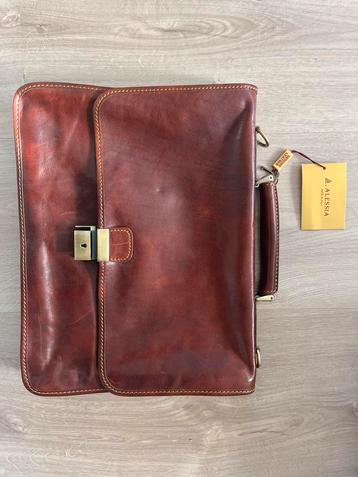 Alessia Lederen Aktetas beschikbaar voor biedingen