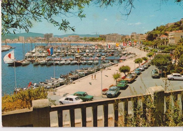 Frankrijk, Le Lavandou met auto's Peugeot 604, Renault 15, Verzamelen, Ansichtkaarten | Buitenland, Gelopen, Frankrijk, 1960 tot 1980