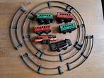 Rails, 2 x locomotief, 4 x wagon, 10-14 cm,blik, oud!, Overige typen, Gebruikt, Ophalen of Verzenden