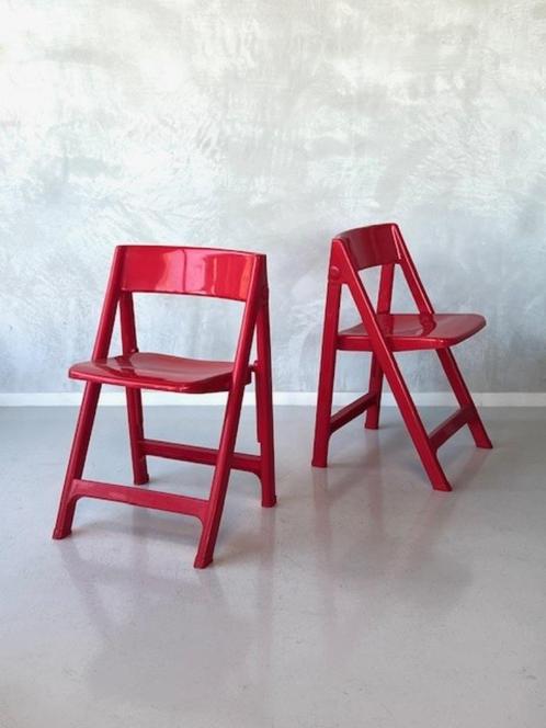 Jaren 80 klapstoelen 2x vintage folding chairs rood prijs ps, Huis en Inrichting, Stoelen, Gebruikt, Twee, Kunststof, Rood, Ophalen
