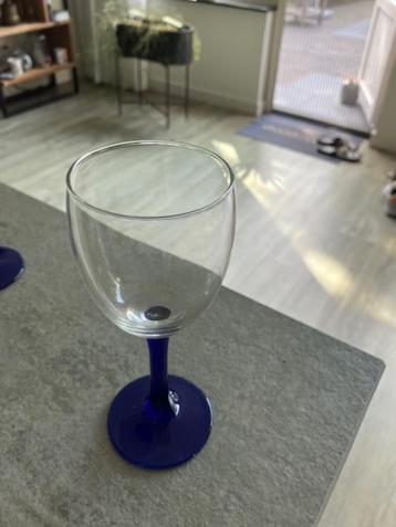 5 wijnglazen glaasjes blauwe voet vintage uit jaren '60 beschikbaar voor biedingen