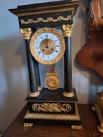 Antieke pendule met zuilen, Antiek en Kunst, Antiek | Klokken, Ophalen of Verzenden