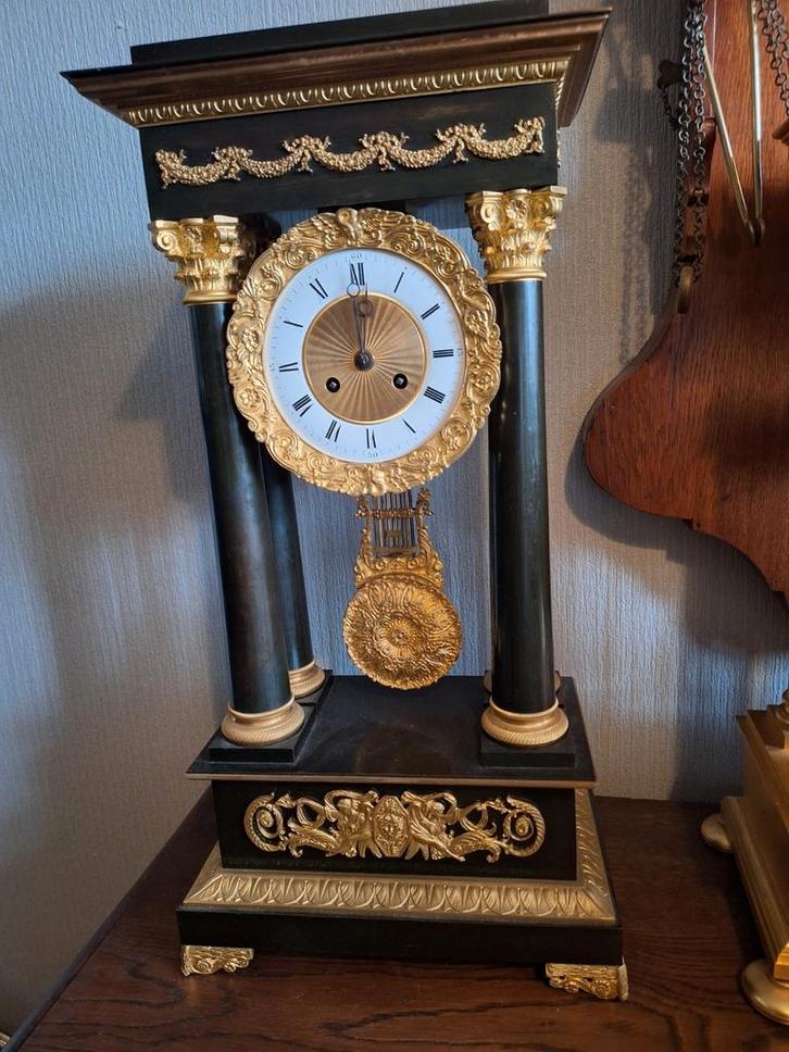 Antieke pendule met zuilen, Antiek en Kunst, Antiek | Klokken, Ophalen of Verzenden