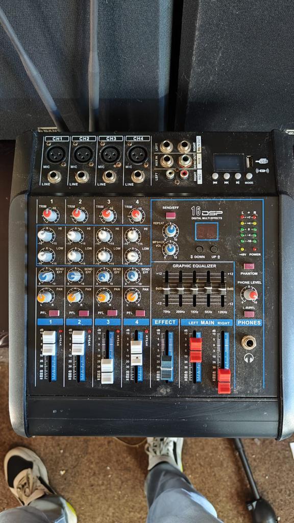 Te koop: 16-kanaals powered mixer met DSP effecten – 2x 250W, Muziek en Instrumenten, Mengpanelen, Gebruikt, 10 tot 20 kanalen