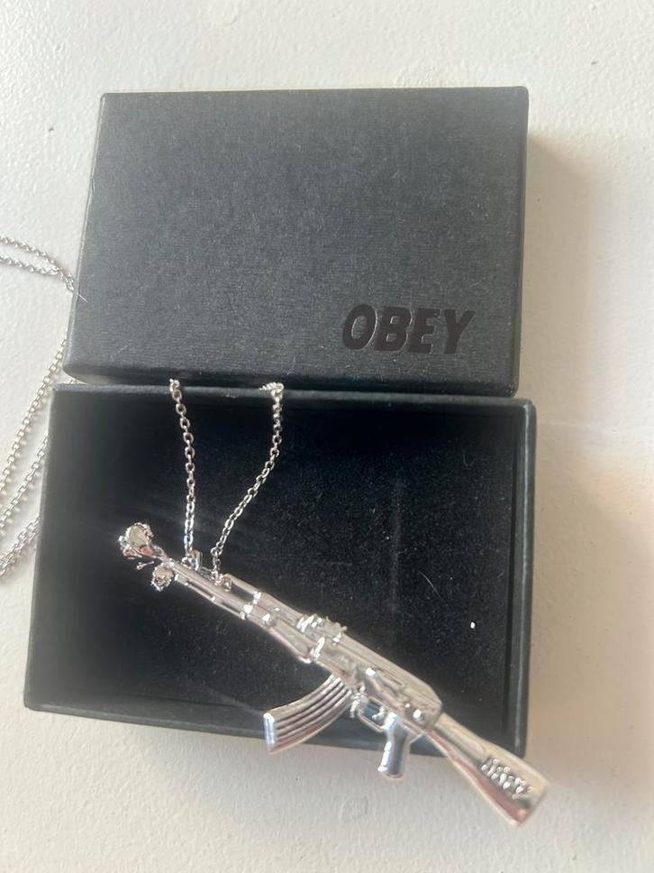 Obey ketting zilver, AK-47 met roos hanger, Sieraden, Tassen en Uiterlijk, Kettingen, Zilver, Ophalen of Verzenden