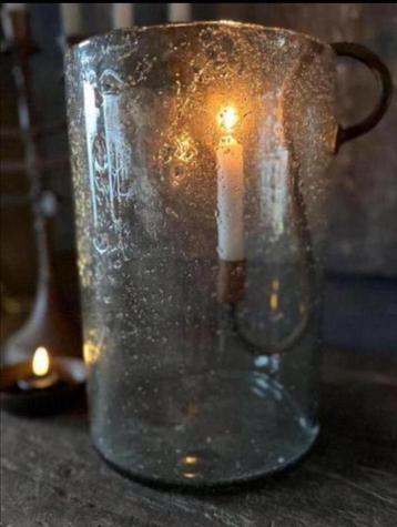Groot windlicht met hangkandelaar beschikbaar voor biedingen