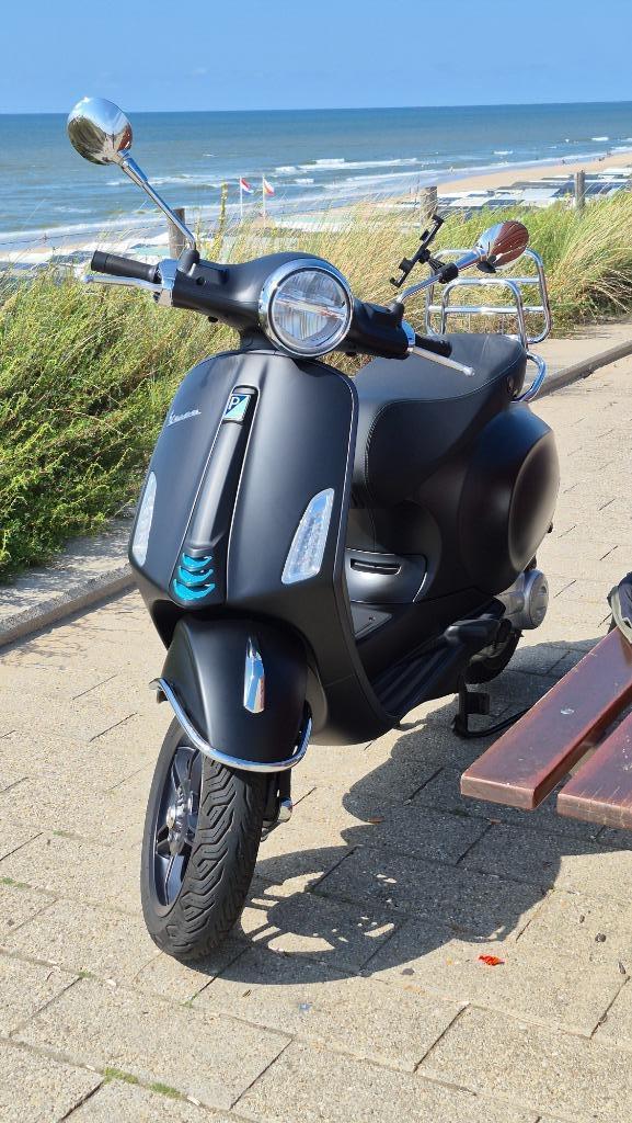 Vespa Primavera mat zwart 2025 met veel chroom, Fietsen en Brommers, Snorfietsen en Snorscooters, Zo goed als nieuw, Vespa, Benzine