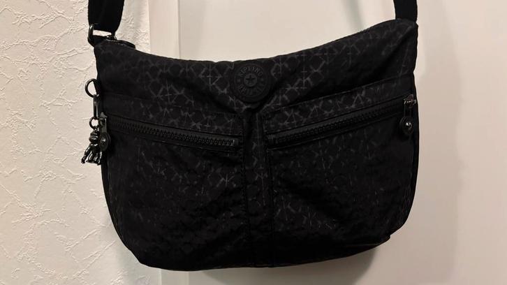 Kipling Izellah Schoudertas - Signature Emb Zwart zgan, Sieraden, Tassen en Uiterlijk, Tassen | Damestassen, Zo goed als nieuw