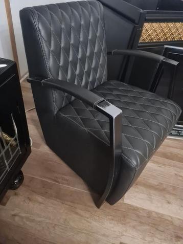 Zwarte lederen fauteuil - Modern design beschikbaar voor biedingen