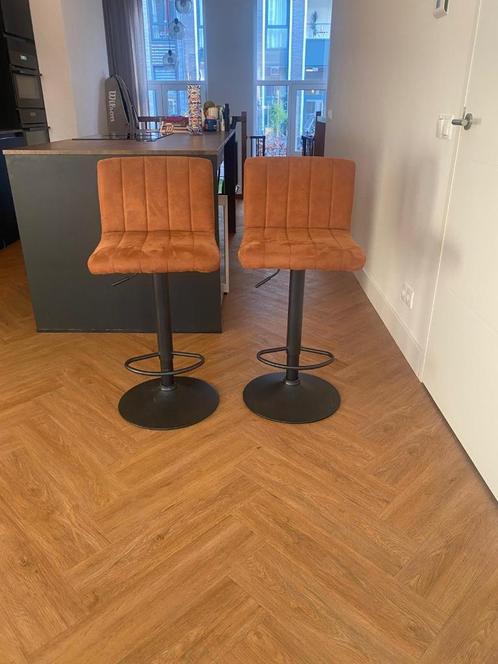 2 barkrukken - cognac/bruin met zwarte draaipoot., Huis en Inrichting, Barkrukken, Zo goed als nieuw, 90 cm of meer, Kunststof